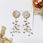 ラベンダーグレージュのビーズ刺繍のお花と揺れる蔦のピアス/イヤリング
