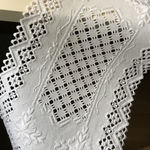 【送料無料】ハーダンガー刺繍のテーブルセンター