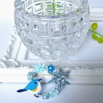 ルリビタキと雪の結晶のリングブローチ。つまみ細工。