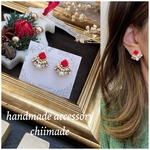ビーズ刺繍　赤　ピアス　イヤリング　ビジュー　パール　差し色　軽い　クリスマス　プレゼント