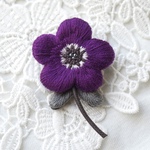 ふっくらアネモネの刺繍ブローチ［深紫］