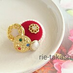 ボタンとビーズ刺繍のクリスマスブローチ