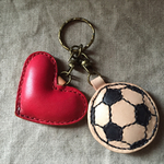 再販＊＊受注生産＊ヌメ革　ハートとサッカーボールのキーホルダー　　名前オーダー