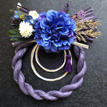 送料無料　しめ縄飾り　紫のしめ縄に　青紫のダリア　