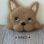 フレブルのブローチ  伏せのポーズ