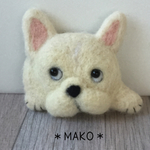 フレブルのブローチ   伏せのポーズ