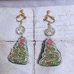 クリスマスツリー　ビーズ刺繍　イヤリングorフックピアス　サージカルステンレスフックピアス　ウッドボタン　クリスマスアクセサリー