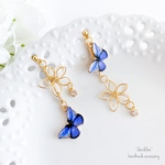 小花と紫のモルフォ蝶のアシンメトリーピアス／イヤリング