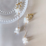 ゆらゆら揺れる小さなお花のピアス/イヤリング