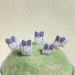 "パピヨン:ブラック＆ホワイト”のまち針