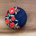刺繍くるみボタン（ヘアゴム/ブローチ）