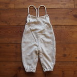 オフホワイトのサロペットロングパンツ