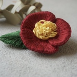 椿の刺繍ブローチ［深赤］
