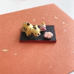 張り子風　ミニチュア虎　＋　和菓子2個のセット