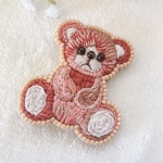 テディベア刺繍ブローチ　赤茶系