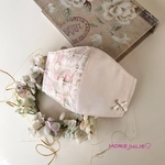 💓ワイド幅　生成り播州織&アイボリー×ピンクローズコットンプリント生成り蕾ローズ刺繍チュールレースのせハーフハーフと国産ダブルガーゼで作った立体マスクアイボリーリボン&一粒パールビーズ　ポケットタイプ
