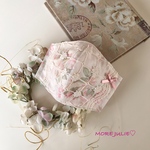 💓アイボリー×ピンクローズコットンプリントと国産ダブルガーゼで作った立体マスク　キナリ蕾ローズ刺繍チュールレースのせ　モーヴピンクリボン　ポケットタイプ
