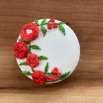刺繍くるみボタン（ヘアゴム/ブローチ）