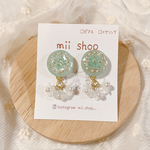 レースフラワーを詰め込んだエメラルドグリーンピアス💚
