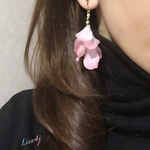 白い蕾と花びらのピアス