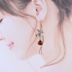 【再販】＊14ｋｇｆ＊可憐な白銀色の小花と赤メノウの雫のピアス＊イヤリングに変更可能＊フラワー＊揺れる＊