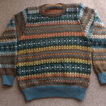 残糸を苦使（駆使）した茶色と深緑のセーター