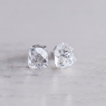 ダイヤモンドクォーツ原石の1粒ピアス（b）／天然石 鉱物 原石アクセサリー