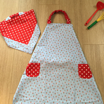 【nana様オーダー品】自分で着られる！キッズ用エプロン(花柄・水色）