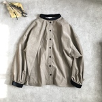 New＊柔らかコーデュロイ＊バンドカラーの切り替えベーシックワイドブラウス（グレージュ×ブラック）