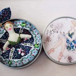 70s風♡お花畑のバレリーナブローチ　チャームつき