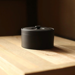 【茶葉の保管に】蓋がぴったり閉まる陶器製の容器・愛知県常滑産・とこなめ焼の茶葉入れ低・380ミリリットル・墨色