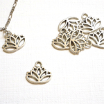 再販！￥300☆【6個セット】ハスの花のシルバーチャーム