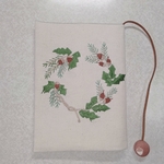 文庫本刺繍のブックカバー　クリスマスリース