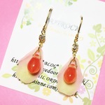 【送料無料】花弁が揺れるドロップ＆クリスタルのピアス（カラー：ゴールド&アプリコット）