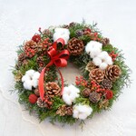 赤いリボンのクリスマスリース