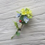小さな菜の花とオオイヌノフグリのコサージュ