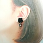 薔薇＆スワロフスキー（黒色・大）イヤリング