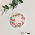 赤い実のリース花刺繍 ブローチ／ヘアゴム