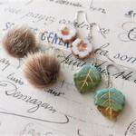 【限定1set☆】訳ありお買い得*Ｂ品チェコ硝子とアッシュブラウンもふもふのクリスマスピアスセット（ホワイトチェコフラワー/マーブルターコイズブルーリーフ）