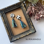 モノトーンカボションとタッセルのピアス