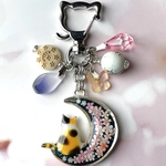 三毛猫と夜桜のキーホルダー　レジン　月　星空　星　クリスマス　プレゼント　ギフト