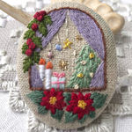 「クリスマスの窓辺」刺繍ブローチ　ハンドメイド