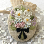 「白いお花のブーケ」刺繍ブローチ　ハンドメイド