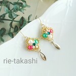 クリスマスカラーのパールモチーフが揺れるピアス  
