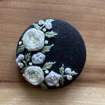 刺繍くるみボタン（ヘアゴム/ブローチ）