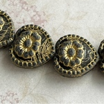 【18㍉ 4個】フラワーハート♡ black & gold♡チェコビーズ♡黒♡ブラック♡ゴールド♡花