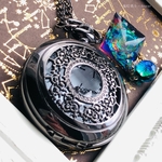 売れ切れ次第販売未定 ブラックホールの懐中時計 宇宙 フローライトレジン 見る角度で色変化する蛍石レジンと蓄光アレキサンドライト付き。