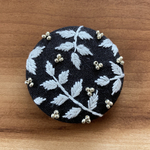 刺繍くるみボタン（ヘアゴム/ブローチ）