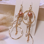 アシンメトリー カラーパールと変形パールが揺れるゴールドピアス
