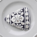 【12/11販売】インド刺繍　三角パッチンピン